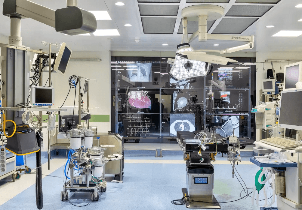 Ολοκληρωμένος χώρος Ωνασείου — ψευδοροφή clean room με ενσωματωμένο φωτισμό και ιατρικό εξοπλισμό