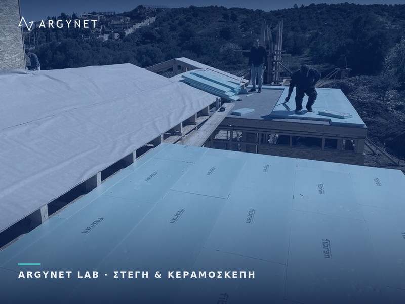 Πλάκες εξηλασμένης πολυστερίνης FIBRANxps πάνω σε ξύλινο πέτσωμα στέγης, με διαπνέουσα μεμβράνη στη διπλανή πτέρυγα