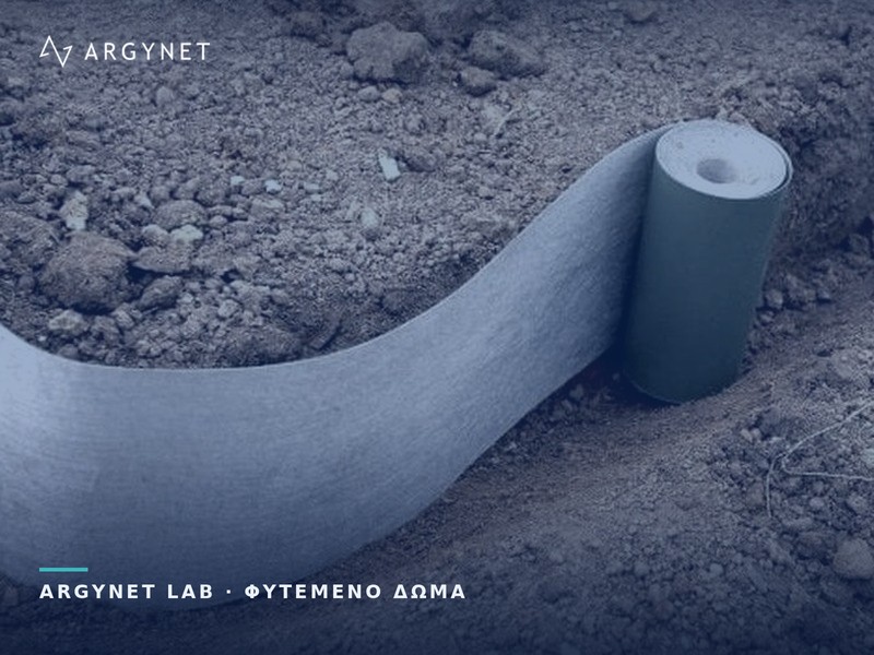 Ρολό αντιρριζικής μεμβράνης Plantex Rootbarrier ξετυλιγμένο κάθετα μέσα σε τάφρο στο έδαφος